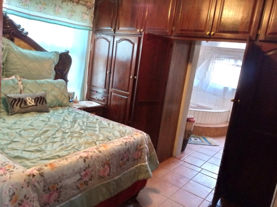 4 Bedroom Property for Sale in Louwville Western Cape